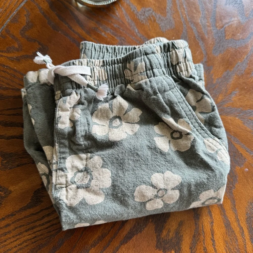 GAP Khaki Cream Floral Shorts Relaxed Fit